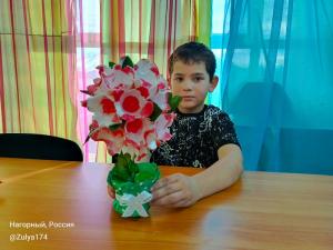 Нагорнеские мамы получили цветочные подарки