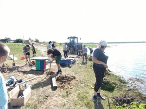 В Хуторке и Песчаном жители очистили берега озер и провели праздник