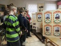 Более 2 тысяч юных увельчан познакомились с выставкой о ВОВ